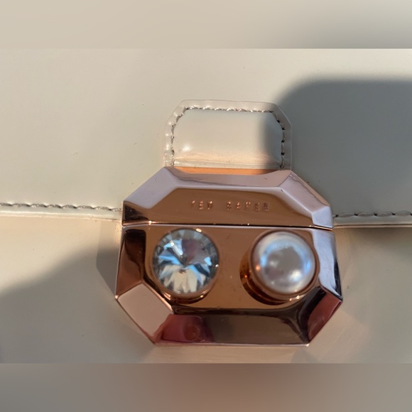 Beautiful like new Ted Baker London light pink purse. - Picture 3 of 10